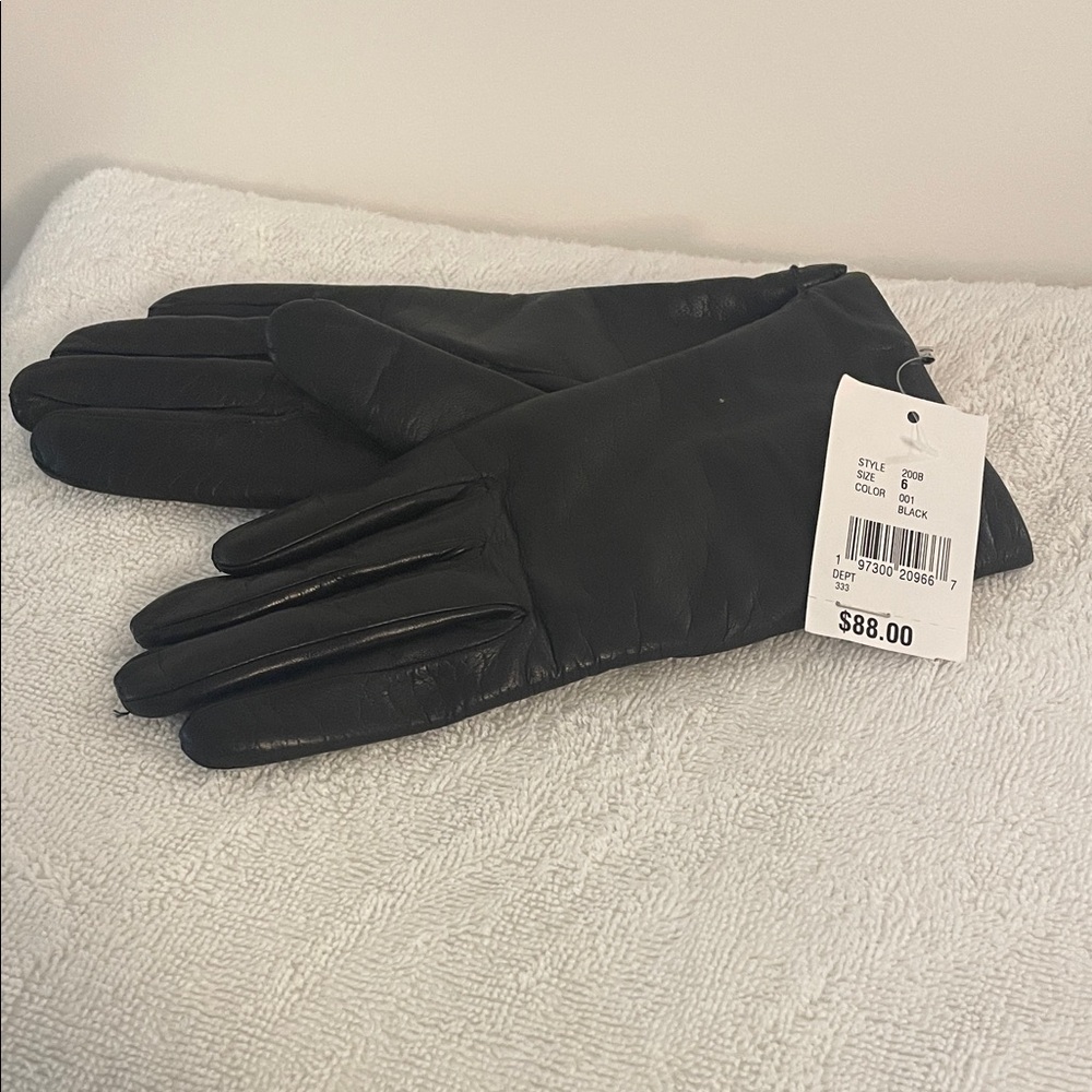 Bloomingdale’s black leather gloves, cashmere inside. Size 6